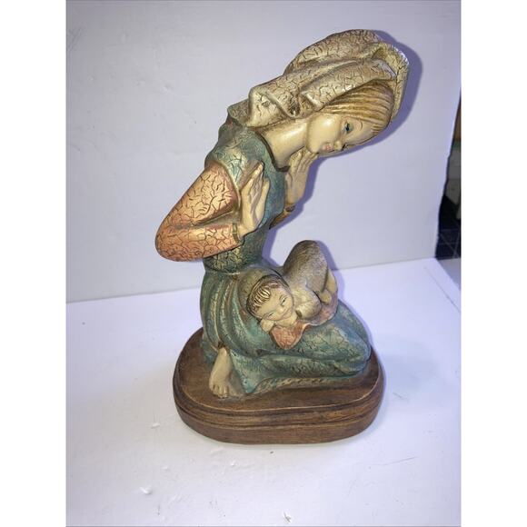 Beautiful Vintage Resin Figurine MOM with Baby 7.7" tall x 4.8" x 3.1" - Picture 4 of 5